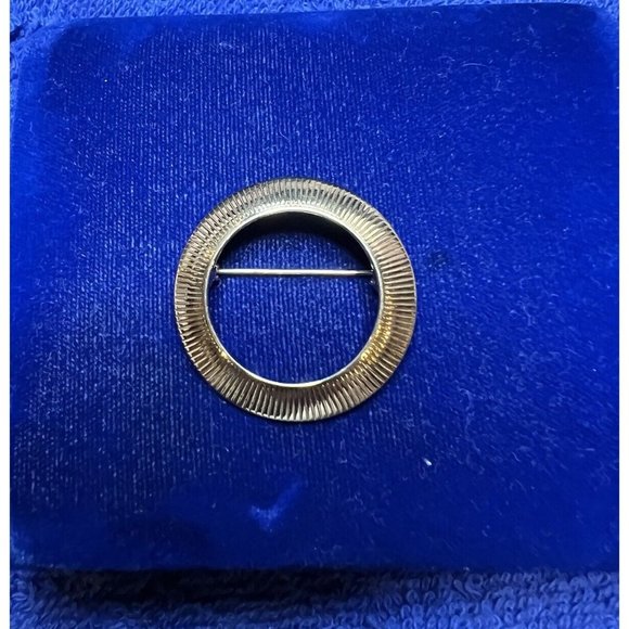 1980s Vintage Monet Gold Tone Textured Circular Brooch - Timeless Elegance - Picture 1 of 5